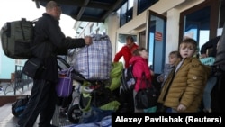 Civilët e evakuuar nga rajoni Herson i Ukrainës shihen në një stacion hekurudhor lokal. Krime, 2 nëntor 2022 .