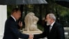 Președintele Rusiei, Vladimir Putin, îl salută pe premierul Armeniei, Nikol Pașinian, într-o vizită la Soci, 31 octombrie 2022