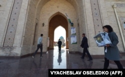 Članica lokalne izborne komisije šeta s mobilnom glasačkom kutijom dok posjećuje birače u njihovim domovima tokom predsjedničkih izbora u Uzbekistanu, Taškent 24. oktobra 2021.