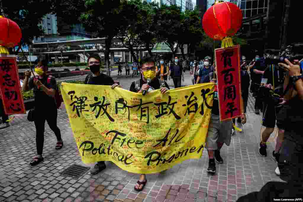 Protestatari în timpul festivităților aniversare comuniste din 1 iulie în Hong Kong. Marea Britanie a cedat Hong Kong-ul conducerii chineze în 1997, cu acordul că China va respecta autonomia și libertățile speciale ale Hong Kong-ului timp de 50 de ani. Acel angajament a fost încălcat și în 2020 a fost adoptată o nouă lege care incriminează „incitarea la ură împotriva guvernului Chinei sau Hong Kong-ului”. Această lege este folosită pentru a reține și a închide activiștii pro-democrație.