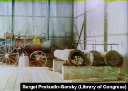 Trunchiurile de bambus erau puse în tuburi cu abur într-un atelier lângă Batumi. După ce era ținut la abur, bambusul se înmuia suficient pentru a fi curbat în formele necesare pentru realizarea mobilierului.