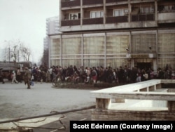 Românii făcând coadă la ulei în București, 1986.