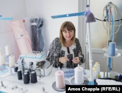 Anda Manescu lucrează în atelierul ei din Breaza, în nordul Bucureștiului.