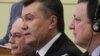 Президент України Віктор Янукович, голова Європейської комісії Жозе Мануель Баррозу (праворуч), голова Європейської ради Герман Ван Ромпей (ліворуч) у Києві, 19 грудня 2011 року