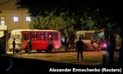 Imagine cu autobuze care transportau membri ai forțelor ucrainene de la Azovstal. 16 mai 2022.