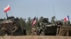 Exercițiul militar Defender Europe 2022 al trupelor franceze, americane și poloneze, pe fondul invaziei rusești a Ucrainei, la poligonul militar din Bemowo Piskie, lângă Orzysz, Polonia, 24 mai 2022.