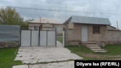 Дом в селе Казыгурт, в котором жил Марат Мауленов вместе с семьей. Южно-Казахстанская область, 29 марта 2016 года.