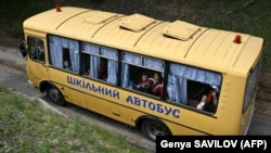 Copii ucraineni sunt evacuați din orașul Kupiansk ocupat de ruși în mai 2022.