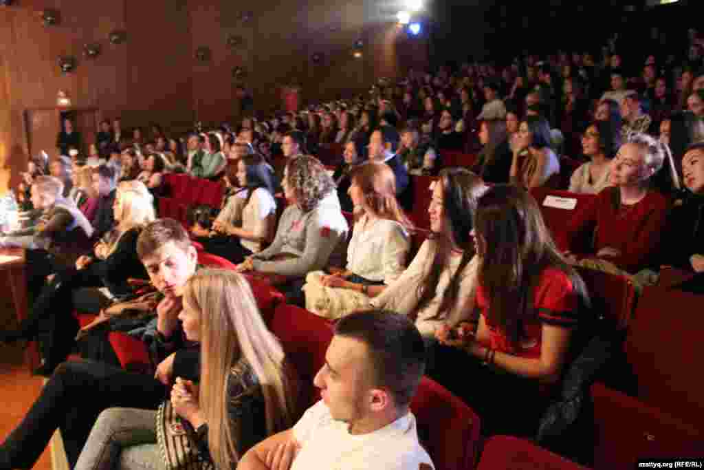 Қазақстандық студенттер байқауын тамашалауға келген көрермендер. Прага, 8 қараша 2014 жыл.