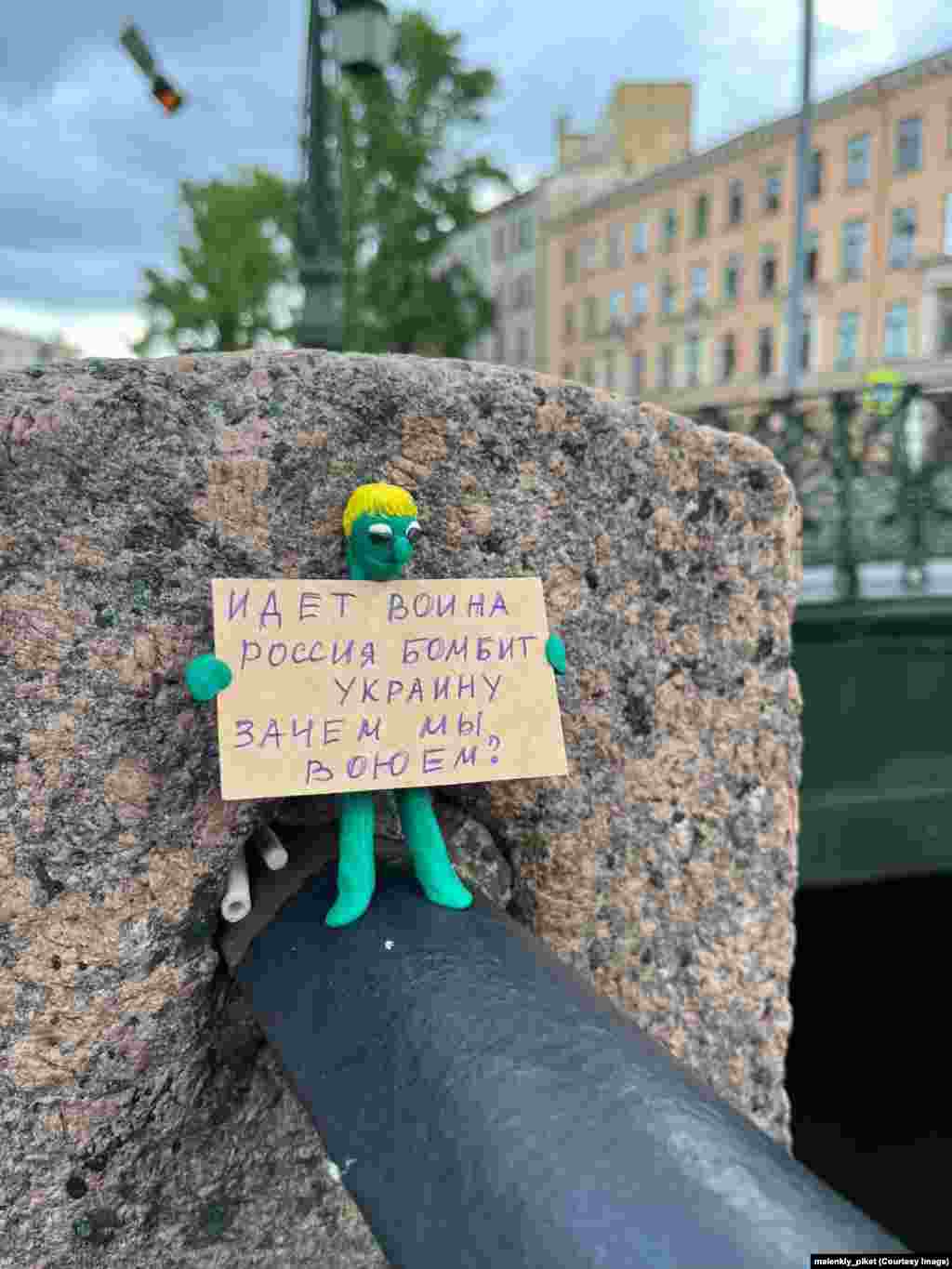 O figură plasată lângă unul dintre canalele din Sankt Petersburg le amintește trecătorilor: "Este război. Rusia bombardează Ucraina. De ce ne luptăm?" 