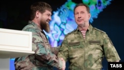 Нохчийчоьнан куьйгалхо Кадыров Рамзан а, Оьрсийчоьнан Къоман гвардин эскаран Федералан сервисан директор Золотов Виктор а