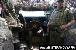 Soldați ucraineni pe linia frontului, în apropiere de Avdiyivka, la 18 iunie.