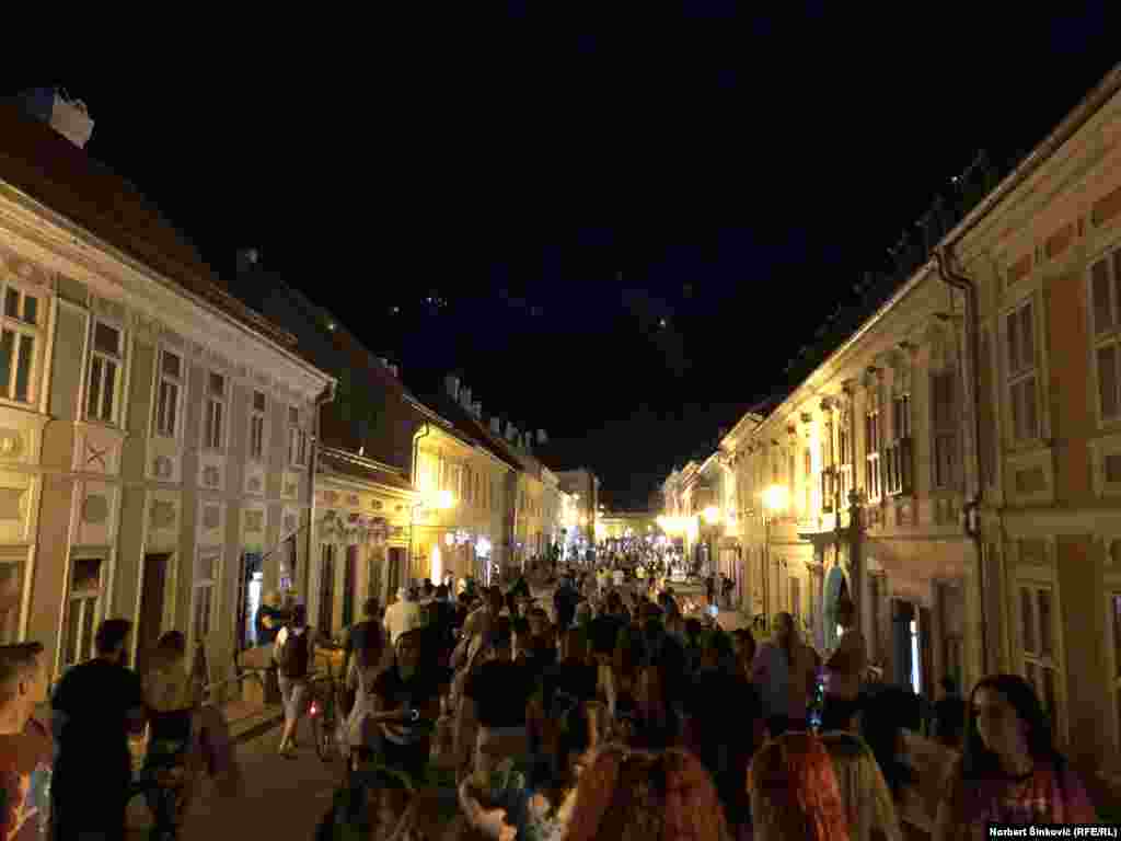 Kapije muzičkog festivala otvorene su 7. jula nešto posle sedam sati uveče, kada su posetioci krenuli ka Petrovaradinskoj tvrđavi. 
