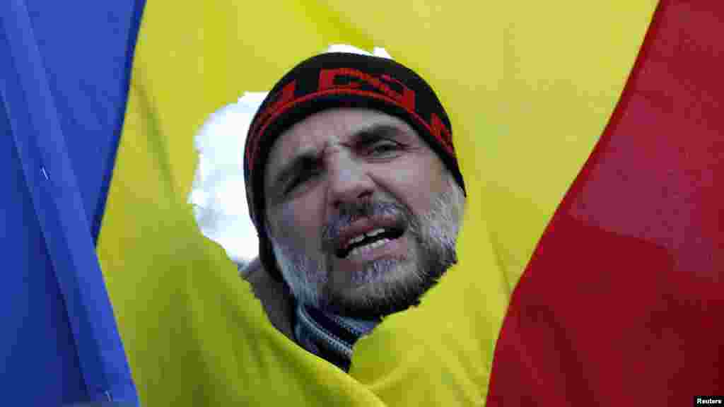 Учасники акцій вимагають відновити пільгові соціальні виплати, не підвищувати податки, ліквідувати корупцію.