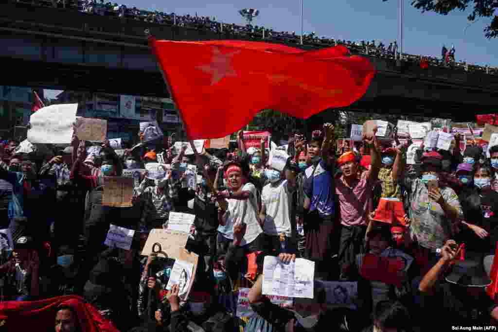 Demonstranti mašu zastavom stranke Nacionalne lige za demokratiju (NLD) dok učestvuju na protestima protiv vojnog puča 1. februara u Jangonu, 9. februara 2021. (Foto Sai Aung Main / AFP)