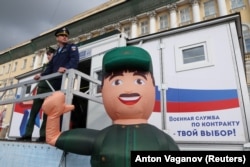 Militari ruși în fața unui centru mobil de recrutare din Sankt Petersburg. (foto arhivă)