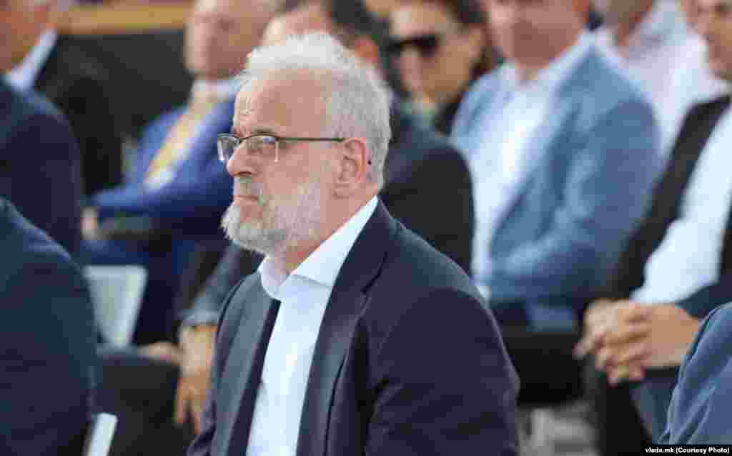 МАКЕДОНИЈА -&nbsp;Познанството со новоизбраниот шеф на обвинителството за гонење на организиран криминал и корупција (ОЈО ГОКК), Ислам Абази со луѓе на ДУИ, не треба да коментира, со оглед дека станува збор за претставници на различни власти. Вака одговори Талат Џафери на прашањето на МИА околу релациите помеѓу владејачка партија и обвинителот.