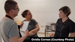 Iulia Turoș, în timpul ședințel de meniu între bucătarul român Ionuț Munteanu și bucătarul ucrainean Yuliya Tsymbalenko, la cantina dedicată refugiaților din Cluj.
