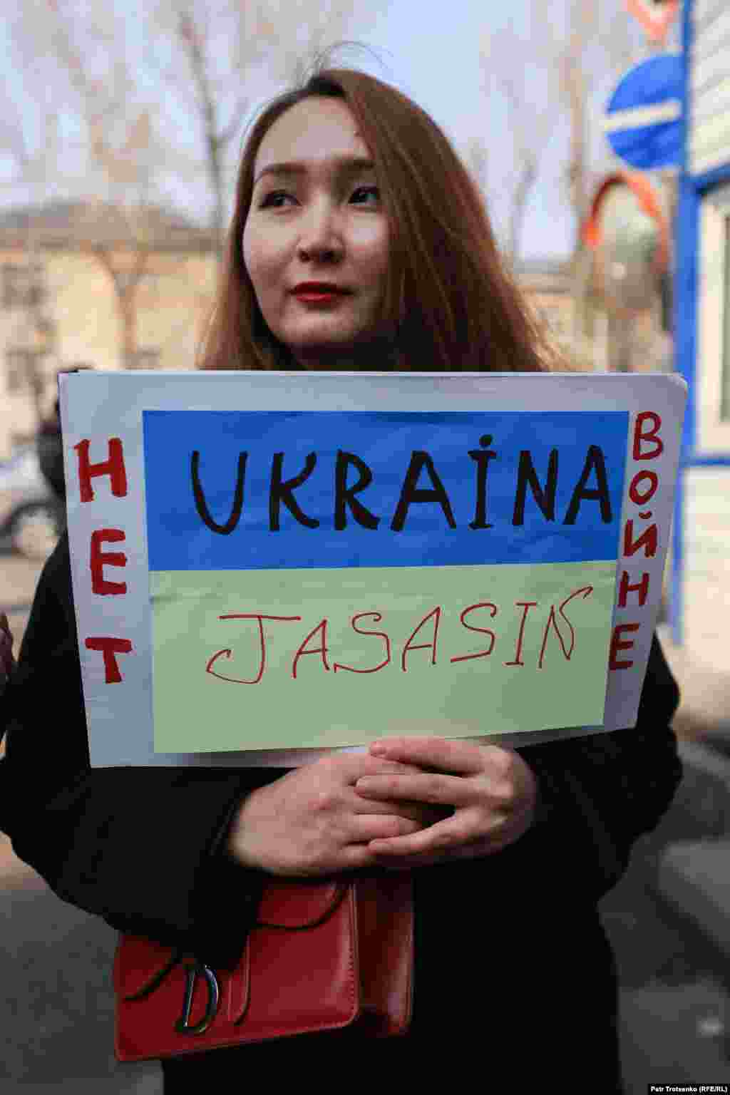 Наразылық акциясында "Украина жасасын" деген жазуы бар плакат ұстап тұрған қыз. 24 ақпанда Ресей президенті Владимир Путин елдің қарулы күштеріне Украина аумағында "арнайы әскери операция" бастауды бұйырғанын мәлімдеген.