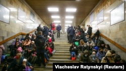 Украински цивили во засолниште во метрото во Киев