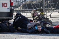 Украински полицаец, војник и цивили на улица за време на последните напади во Киев
