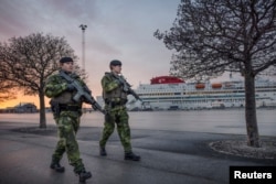 Svéd katonák járőröznek a Svédországhoz tartozó Gotland-szigeten 2022. január 13-án