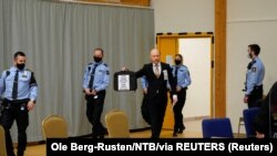 Így érkezett Anders Behring Breivik tömeggyilkos a börtön tornaterméből átalakított tárgyalóterembe 2022. január 18-án
