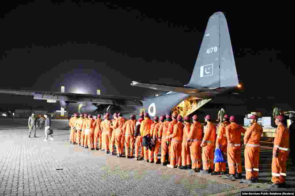 Anëtarët e një ekipi kërkim-shpëtimi nga ushtria pakistaneze duke hipur në një avion të Forcave Ajrore në Rawalpindi, herët më 7 shkurt. Dy fluturime të ekipeve të shpëtimit, një spital mobil dhe pajisje të tjera u dërguan nga Pakistani.