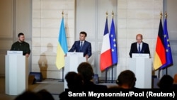 Predsednik Ukrajine Volodimir Zelenski, francuski predsjednik Emanuel Makron i njemački kancelar Olaf Šolc na zajedničkoj konferenciji za medije. Pariz , 8. februar 2023.