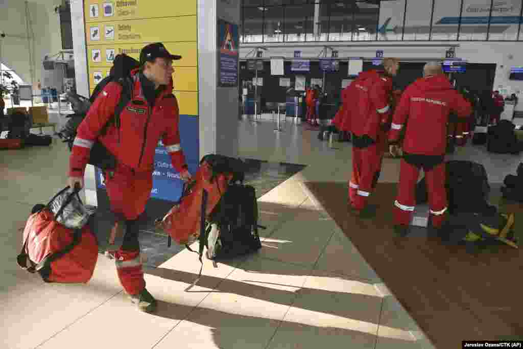 Anëtarët e ekipit urban të kërkim-shpëtimit prej 68 anëtarësh të Republikës Çeke përgatiten të fluturojnë nga aeroporti i Ostravës, më 6 shkurt.