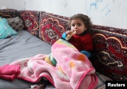 Raghad Ismail, copilul sirian care a fost salvat din dărâmăturile unei clădiri prăbușite în urma unui cutremur, stă la casa unchiului ei, în Azaz, controlat de rebeli, Siria, 6 februarie 2023.