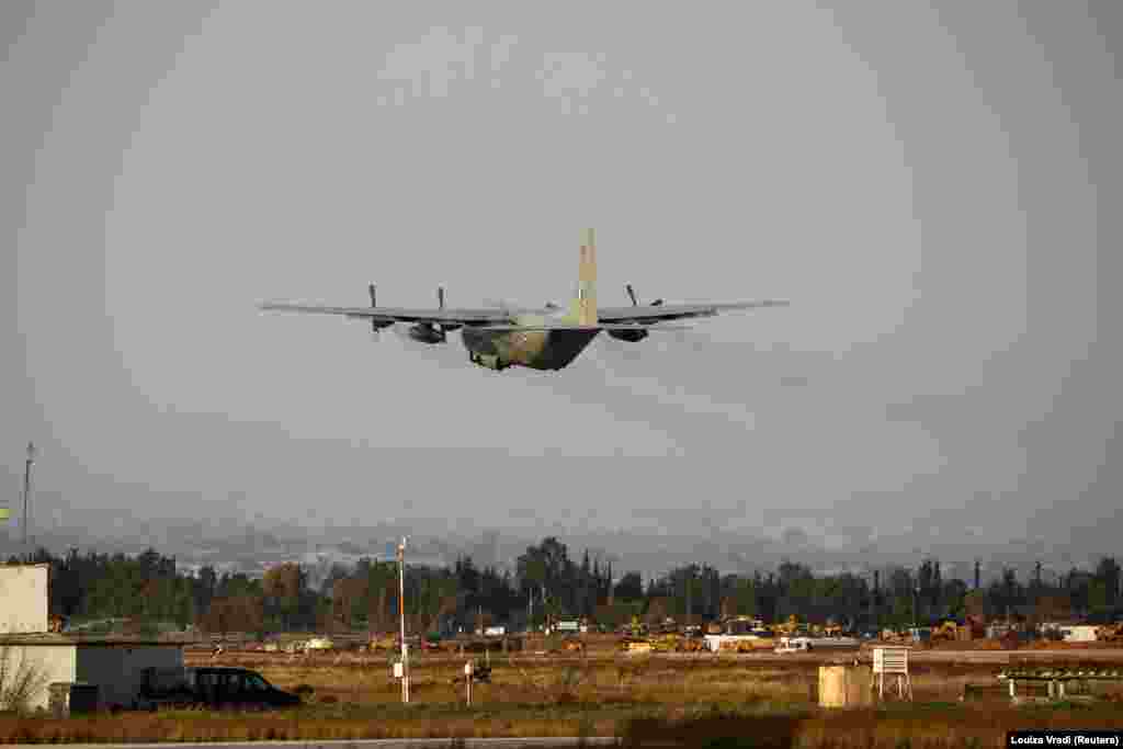Një C-130 i Forcave Ajrore Helenike që mbante anëtarë të një njësie të reagimit ndaj fatkeqësive niset për në Turqi nga një aeroport ushtarak në Elefsinë, Greqi, më 6 shkurt. Avioni mbante 21 zjarrfikës, dy qen dhe pajisje të rënda shpëtimi.