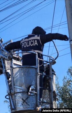 Pamje gjatë aksionit të Policisë shqiptare për sekuestrimin e kamerave ilegale.