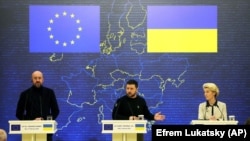 Ukrajinski predsjednik Volodimir Zelenski, predsjednik Evropskog vijeća Charles Michel i predsjednica Evropske komisije Ursula von der Leyen nakon samita EU-Ukrajina 3. februara u Kijevu, na kojoj su nastojanja zemlje da se uhvati u koštac s korupcijom visoko na dnevnom redu.