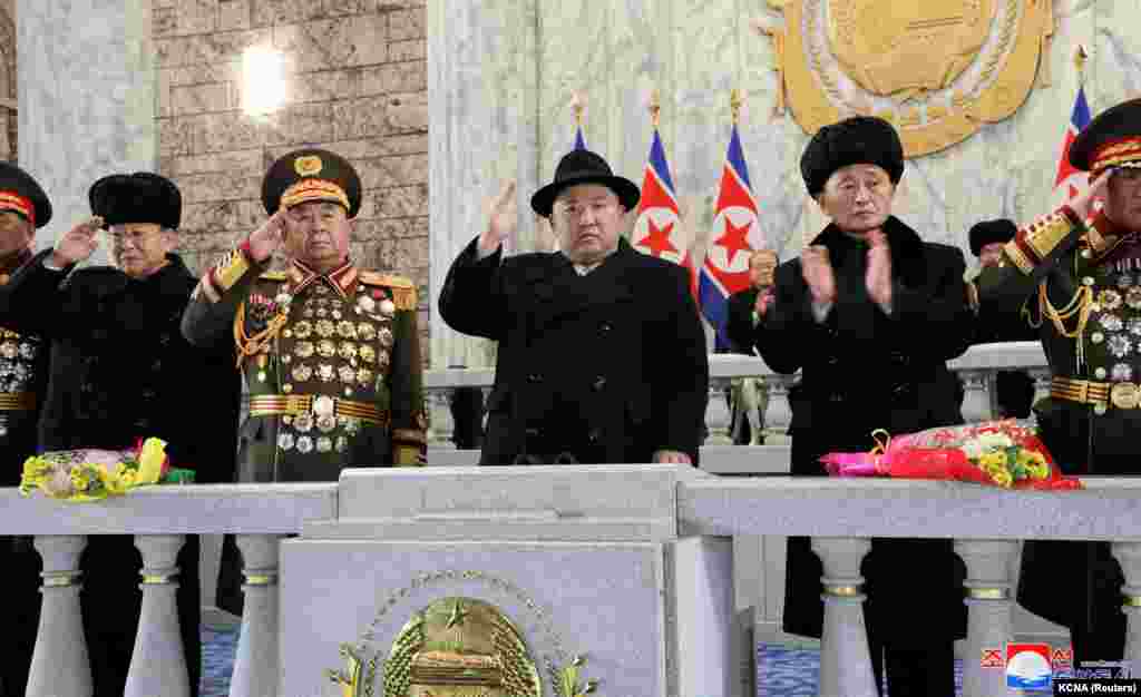 Përshëndetja ushtarake e udhëheqësit të Koresë së Veriut, Kim Jong Un. 