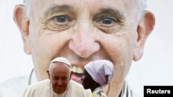 Papa Franjo pozdravlja dijete na skupu s interno raseljenim osobama u Džubi, Južni Sudan, 4. februar 2023.