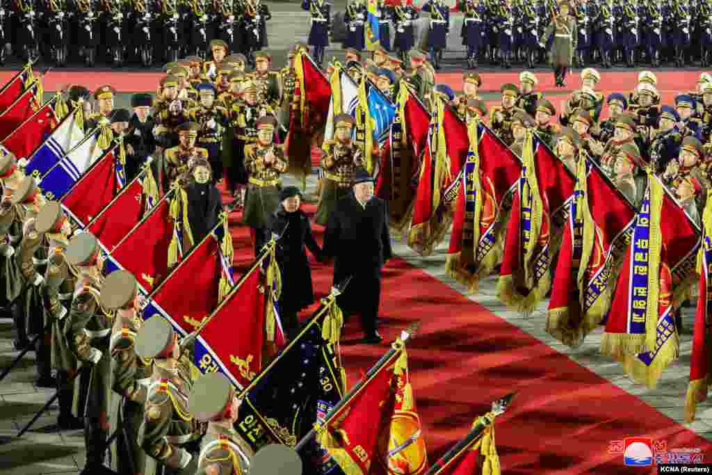 Udhëheqësi i Koresë së Veriut Kim Jong Un, gruaja e tij Ri Sol Ju, dhe vajza e tyre, Kim Ju Ae.