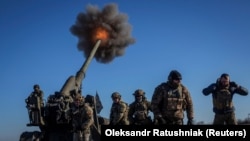 Украински военнослужещи стрелят с артилерийска система "Пион" по руски позиции край Бахмут, Донецка област, 24 януари 2023 г.