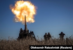 Украина артиллерия бөлімі Бахмут түбінде Ресей позицияларын атқылап жатыр. 24 қаңтар 2023 жыл.