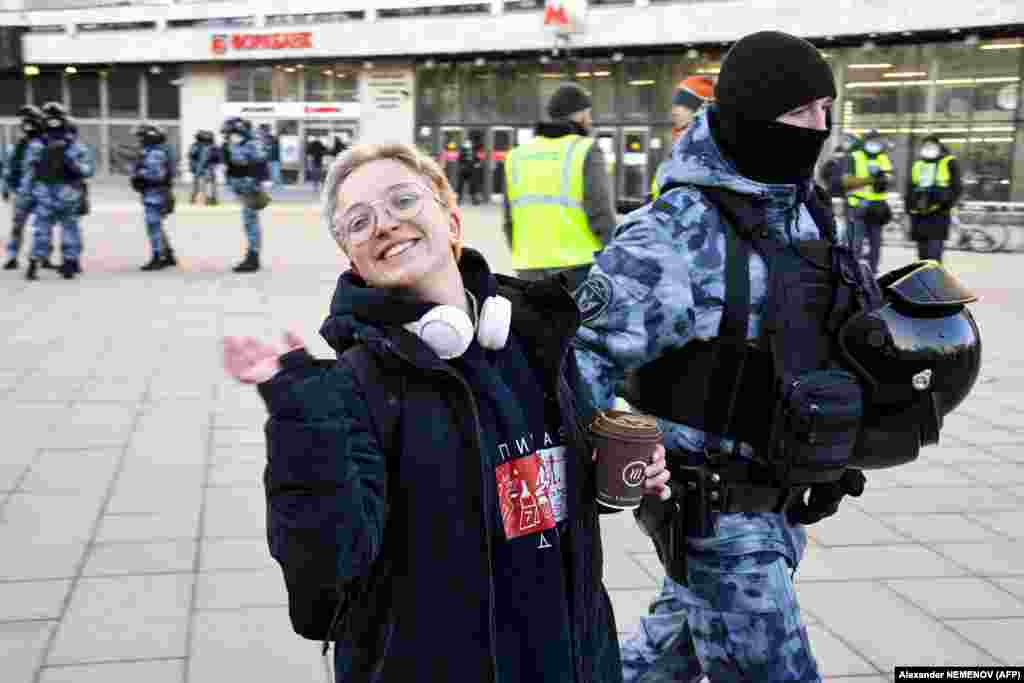 Над 900 луѓе се приведени на протестите вчера во повеќе градови во Русија. Досега во Русија се упасени над 4000 луѓе кои во зиминативе денови протестирале против војната.