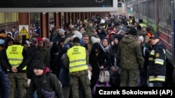 Пристигнување на украински бегалци во Полска на железничка станица