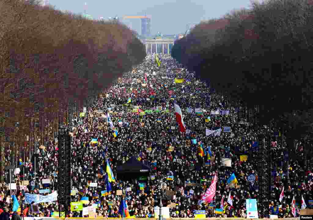 Над 100.000 луѓе се собраа во знак на солидарност со украина во Берлин. Бараа крај на руската инвазија врз Украина.