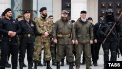 Соьлжа-ГIаларчу майданахь нохчийн эскарш дIахIиттийначу заманчохь Кадыров Рамзан, Чиллан-беттан 26-гIа де, 2022 шо
Рамзан Кадыров во время построения чеченских войск на площади в Грозном, 26 февраля 2022 года