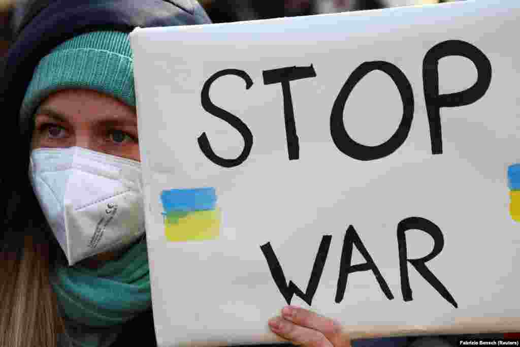 Над 100.000 луѓе се собраа во знак на солидарност со украина во Берлин. Бараа крај на руската инвазија врз Украина.