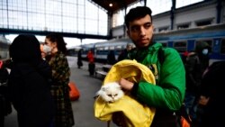 Ukrajnai menekültek a Nyugati pályaudvaron 2022. március 3-án