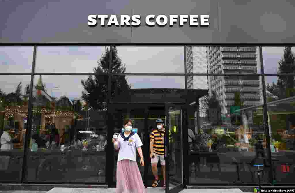 Kupci pri izlasku iz moskovskog objekta Stars Coffee, 19. avgusta.