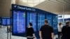 Turiști în terminalul 2 al aeroportului din Helsinki, Finlanda, folosit mult de rușii care vor să călătorească în Europa, 19 august 2022