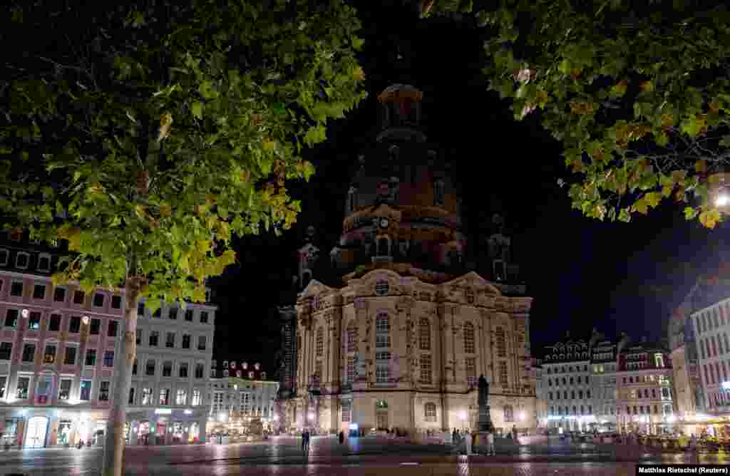 Biserica luterană Frauenkirche din Dresda, întunecată pe 22 august. Unii și-au exprimat temerile legate de revolte în masă în Germania pe măsură ce se apropie iarna și energia continuă să fie restricționată și tot mai scumpă. Cancelarul Olaf Scholz a descris recent creșterea costurilor energetice ca fiind un „butoi cu pulbere pentru societate”.