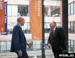 Președintele RFE/RL, Jamie Fly, și ministrul de Externe Bogdan Aurescu, marți, 30 august 2022, la sediul RFE/RL