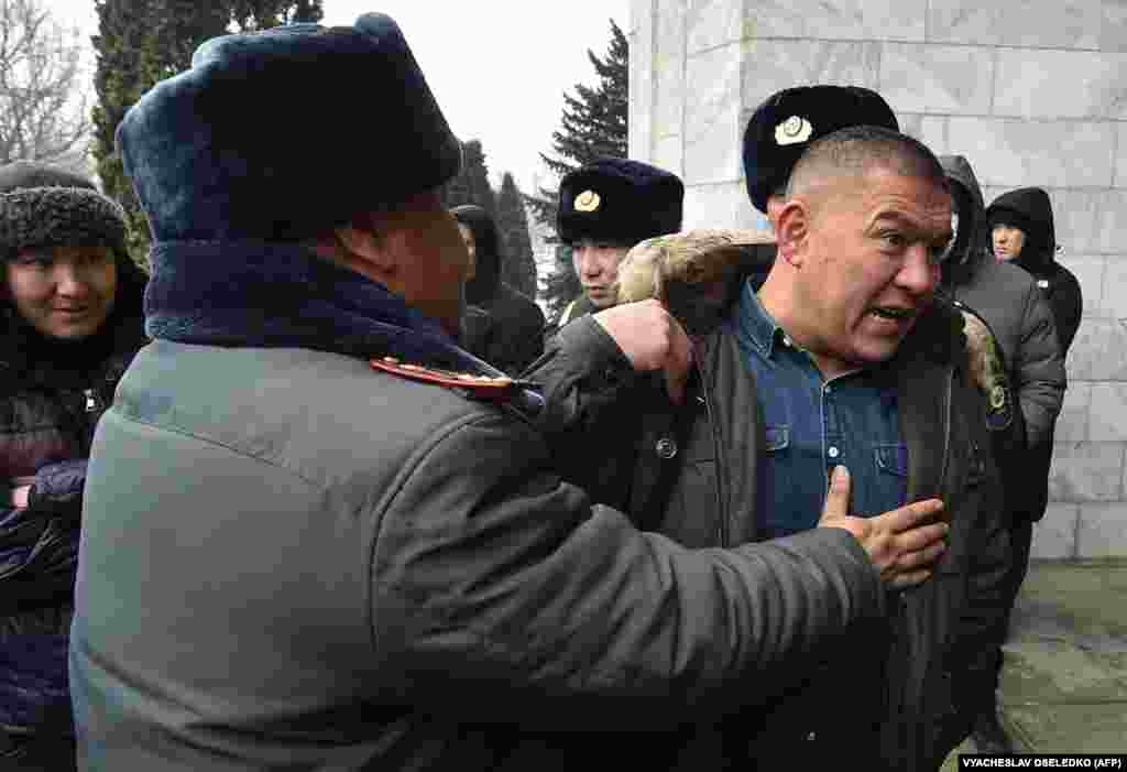 Oficerë policie arrestojnë një demonstrues gjatë një tubimi jashtë ndërtesës së Parlamentit kirgiz, në Bishkek, pas vendimit të Organizatës së Traktatit të Sigurisë Kolektive për të dërguar një kontingjent paqeruajtës në Kazakistan, 7 janar 2022.